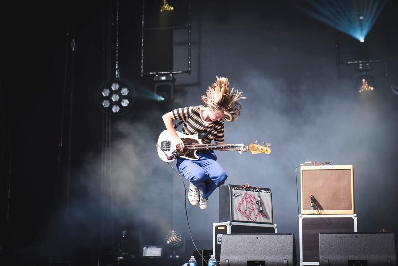 photo de Lola Frichet à la guitare