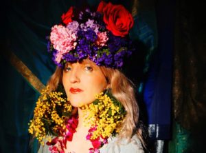 Photo de Kyrie Kristmanson avec une couronne et un collier de fleurs