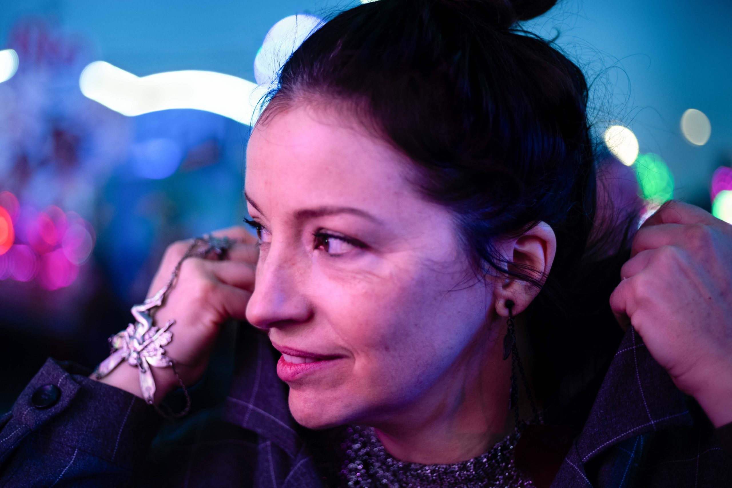 Photo de Lili. Gros plan sur son visage qui est positionné de profil.